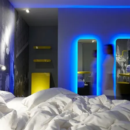 Town House Street فندق